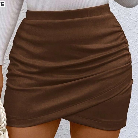 Plus Vegan Suede Stretchy Waist Fitted Mini Skirt - Picture 7 of 9